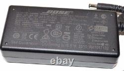 Barre de son Bose Solo 5 sans fil avec haut-parleur Bluetooth pour téléviseur, télécommande et alimentation électrique.